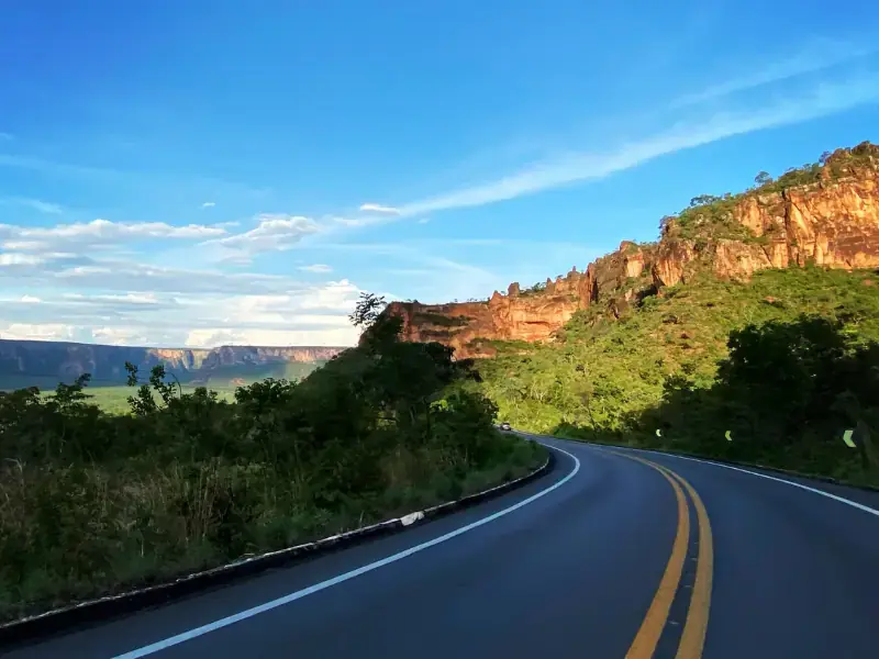 Estrada para Chapada dos Guimarães com os paredões de arenito ao fundo